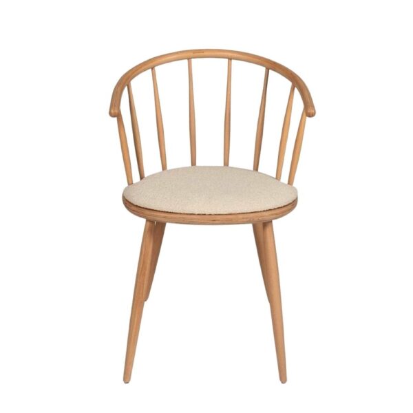 Lunis Sandalye, yuvarlak sırt formu ve ince torna ayaklarıyla zamansız bir tasarımı modern bir çizgide sunar. Masif ahşap yapısı ve konforlu oturma alanı, hem estetik hem de günlük kullanımda keyifli bir deneyim sağlar. Doğal şıklığın en sade haliyle buluştuğu bu model, her mekânda fark yaratır.