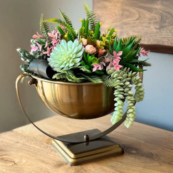 Bakım gerektirmeyen yapay bitkilerle, salon, ofis veya giriş alanlarında uzun süre taze bir görünüm sağlar.